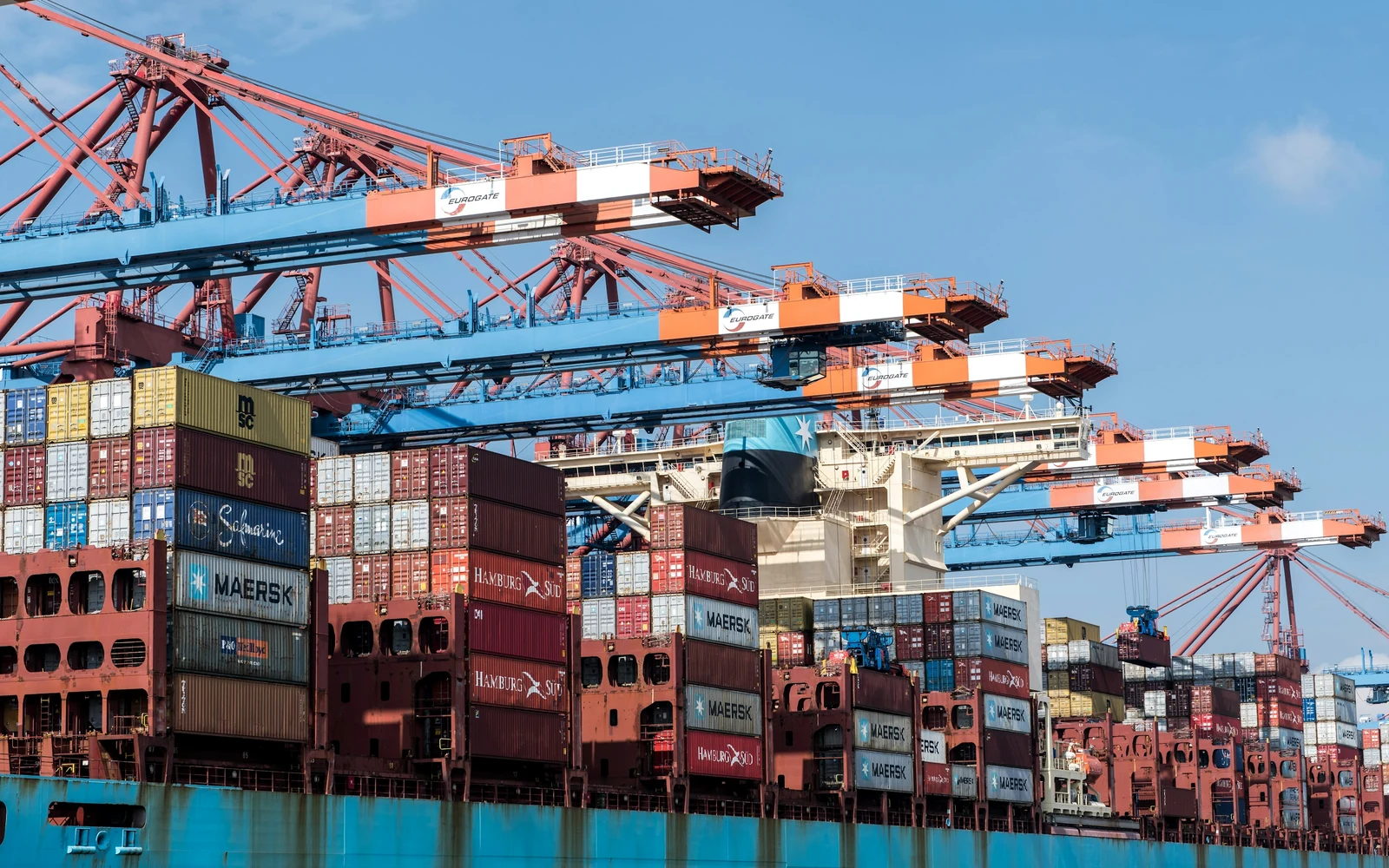 国际海运港口作业场景示意图